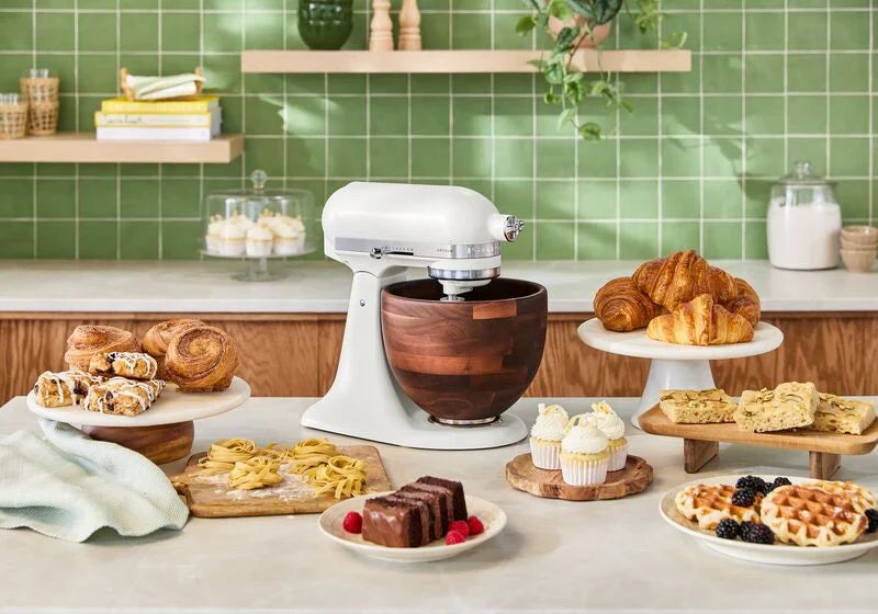 KitchenAid 4,7 L 5KSM156WBEPL Artisan Küchenmaschine mit Walnuss-Rührschüssel
