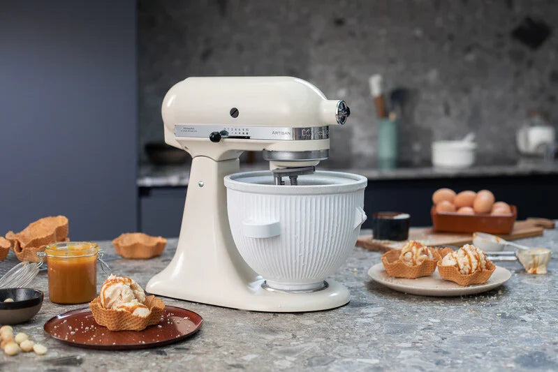 KitchenAid 4,8 L 5KSM175 Artisan Küchenmaschine Pastrylover mit Kunststofffleischwolf+Spritzgebäckvorsatz und Patisserie Buch