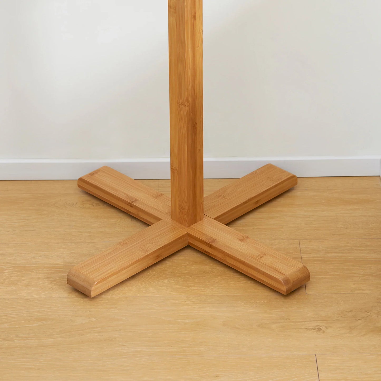 HOMCOM Kleiderständer mit 8 Haken, Bambus Garderobenständer für Schlafzimmer, Ausstellungen, Waschraum, Naturholz